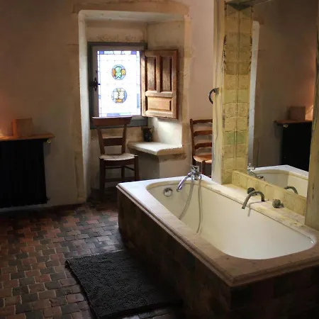 Verteuil-sur-charente, 6 Pieces, 11 Personnes - Fr-1-653-5 Сasa de vacaciones